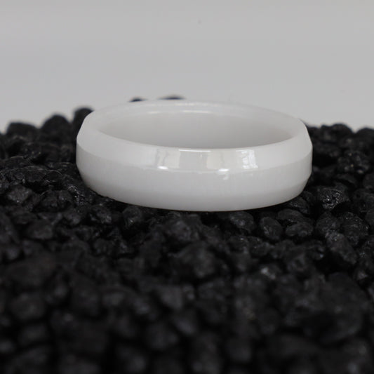 Weißer Keramikring – Breiter eckiger Ring, modern und minimalistisch