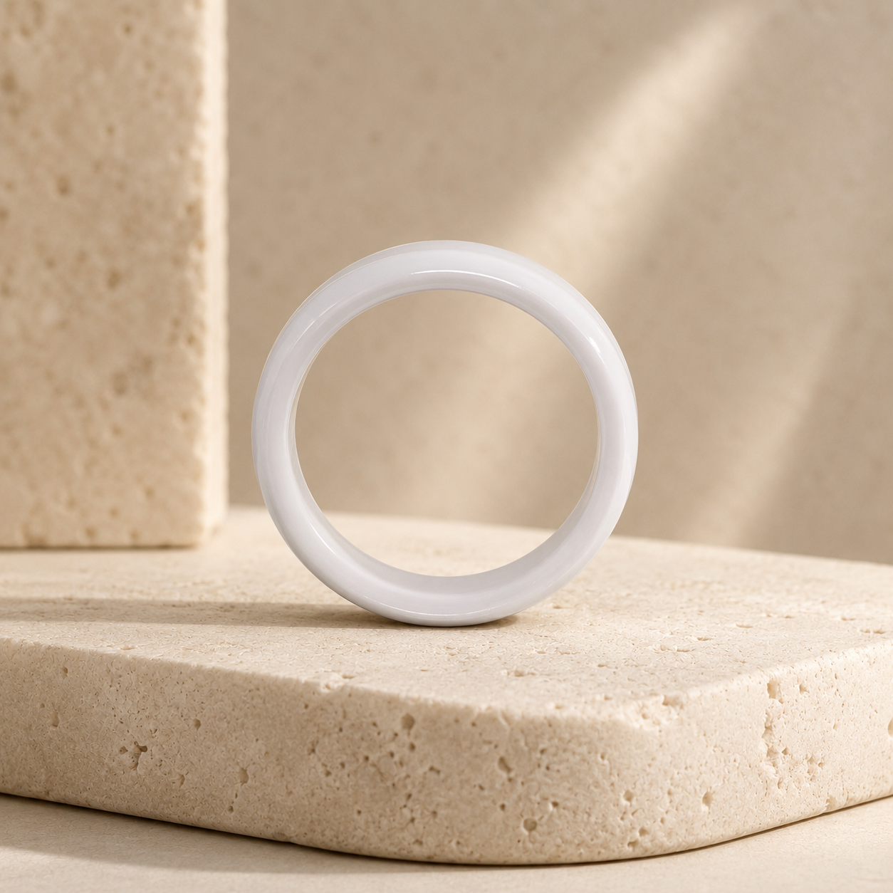 Weißer Keramikring – Breiter eckiger Ring, modern und minimalistisch