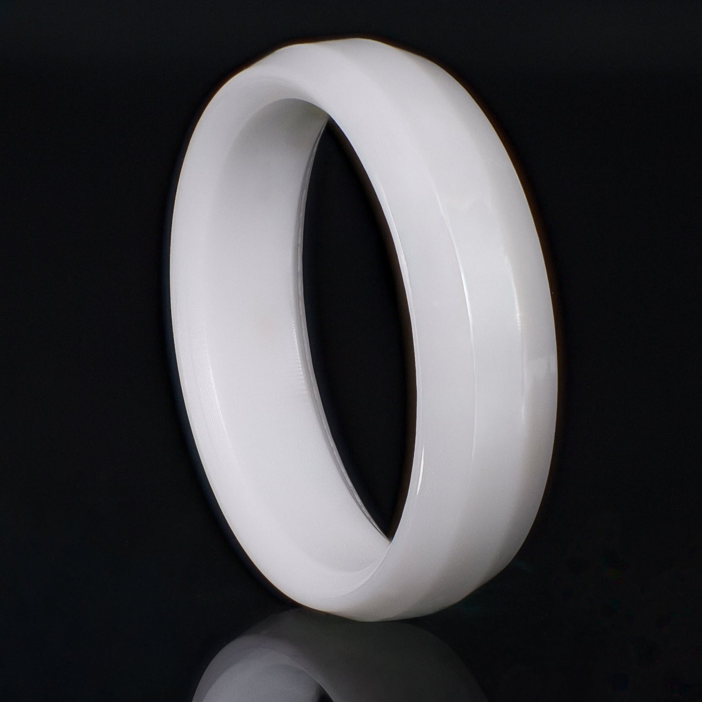 Weißer Keramikring – Breiter eckiger Ring, modern und minimalistisch