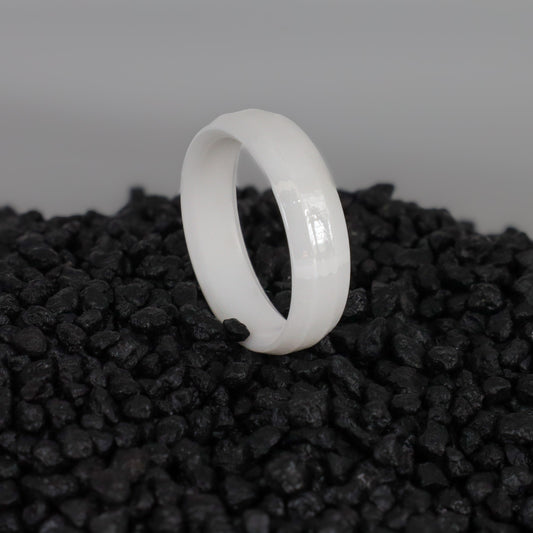 Weißer Keramikring – Breiter eckiger Ring, modern und minimalistisch